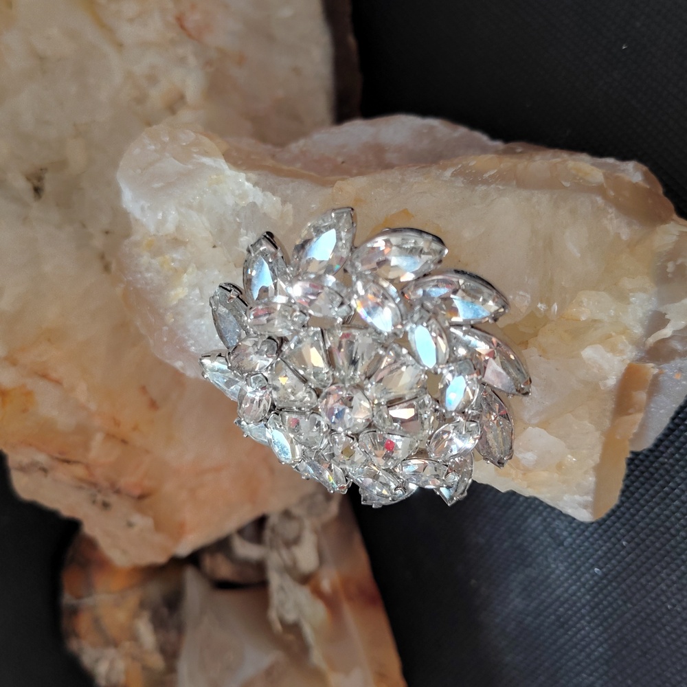 Dazzling Weiss Vintage Silver Tone  Crystal Rhinestone Brooch - Picture 3 of 7